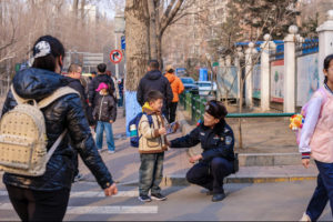 六年如一日，他把护学岗站成“安全课堂”